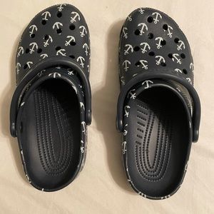 New never worn anchor crocs